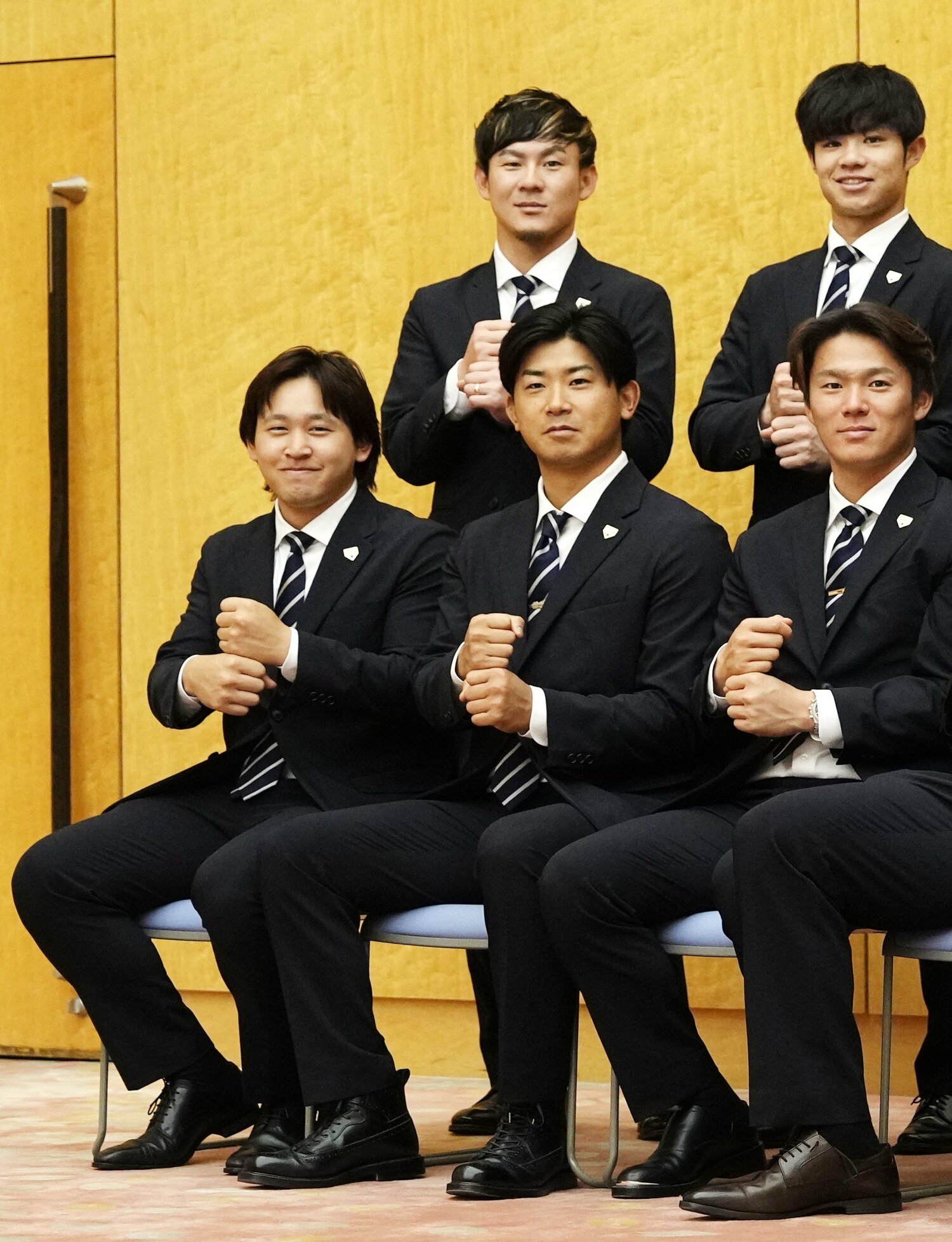 凱旋帰国し、岸田首相と面会したとき。隣同士で座る今永と山本　©KYODO