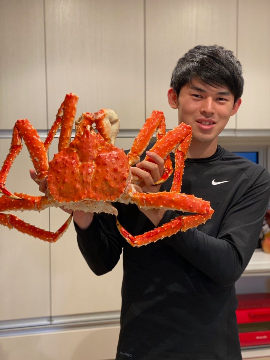 お正月に食べたカニの写真を自慢げに送ってきたという　©Chiba Lotte Marines