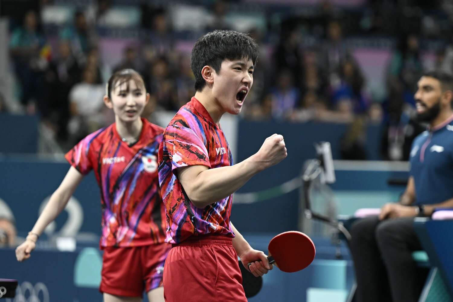 右拳を握りしめる張本智和 ©Asami Enomoto/JMPA