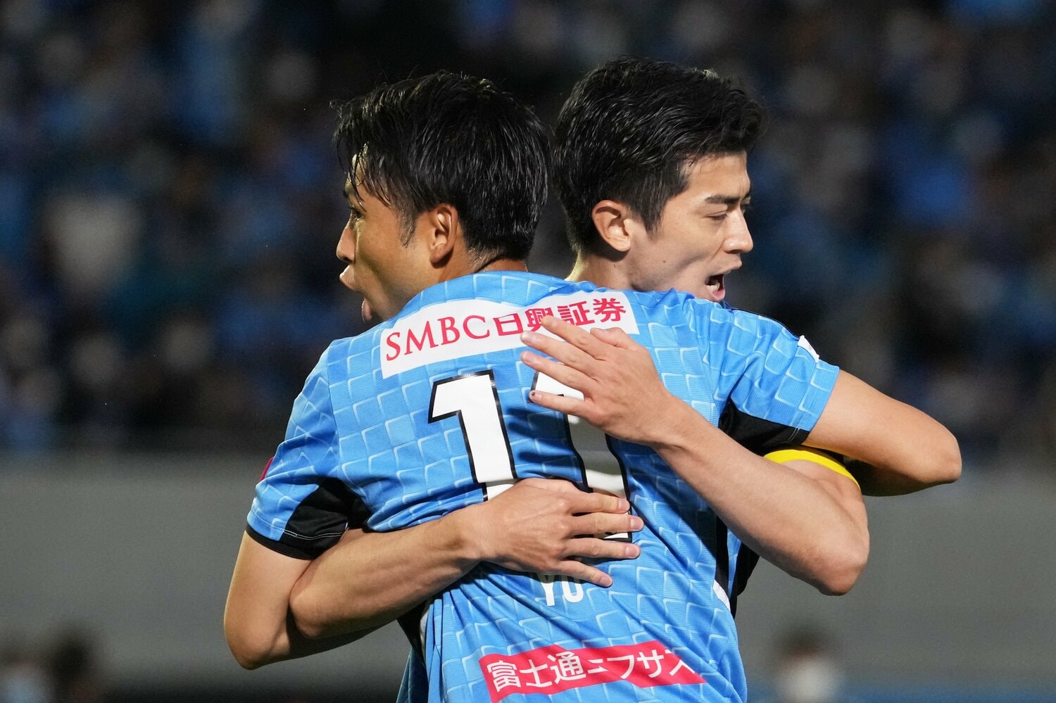 谷口彰悟と抱き合う小林悠（2022年）　©Etsuo Hara/Getty Images