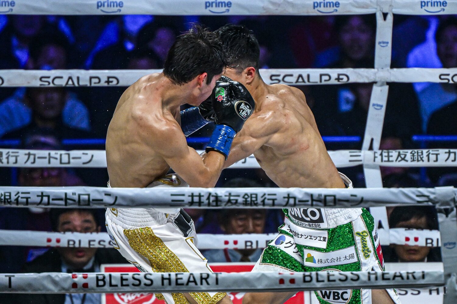 3ラウンド、得意の左ボディを突き刺す中谷　©︎Takuya Sugiyama