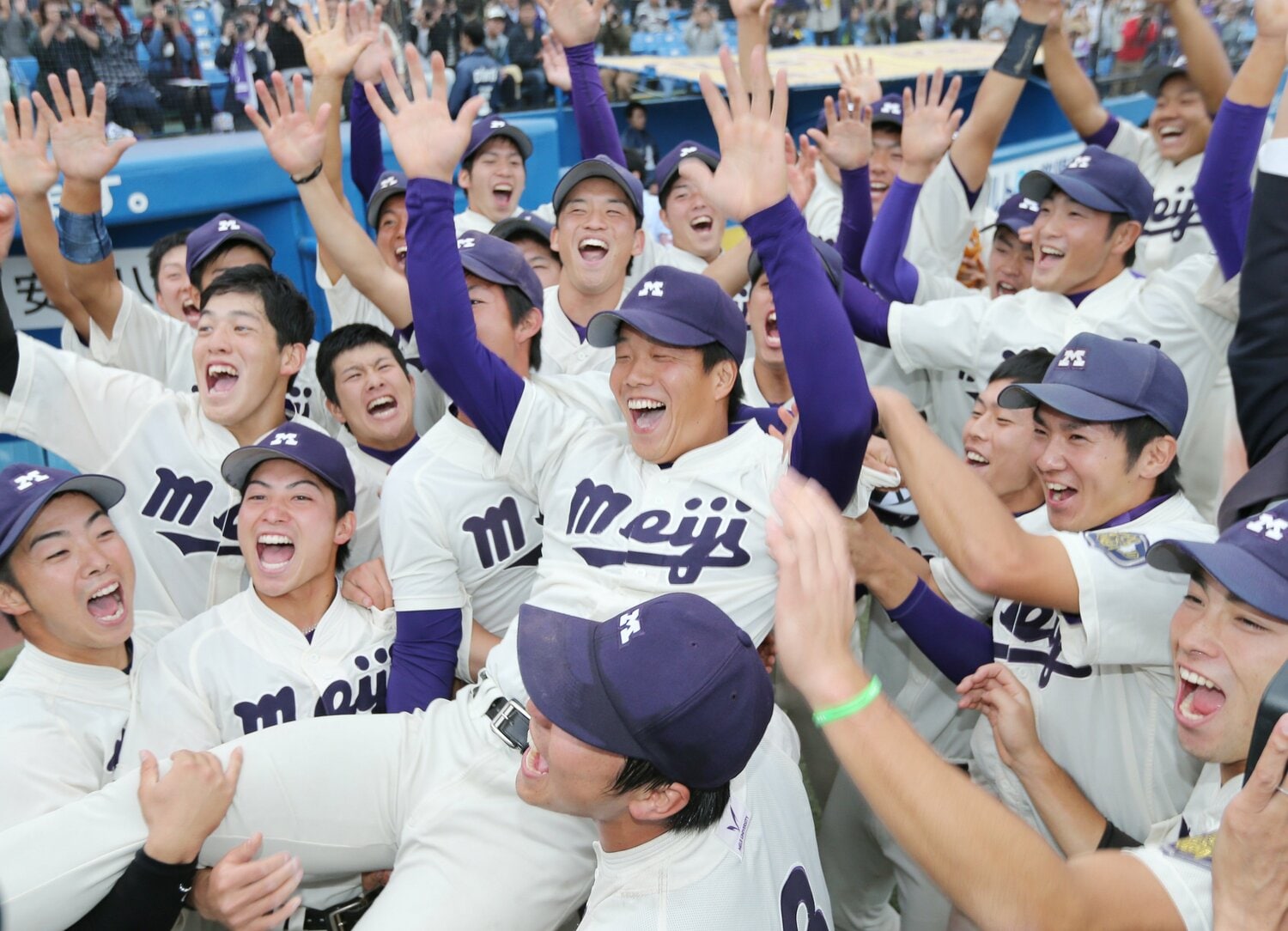 春秋連覇を決め、ナインに胴上げされる明治大・柳裕也　©︎JIJI PRESS