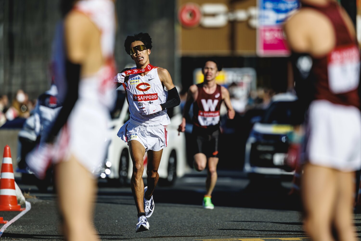 2区の最終盤、早大・山口智規（4年）の猛追を振り切る中大・溜池一太（4年）。じつは権太坂でハムストリングがつりかけていた　©Kiichi Matsumoto