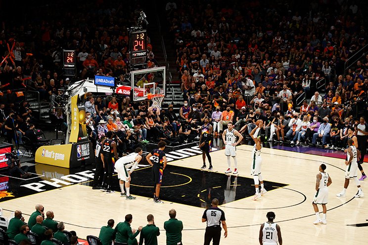 サンズ・ファンの大合唱の中、フリースローを放つヤニス・アデトクンボ　©Getty Images