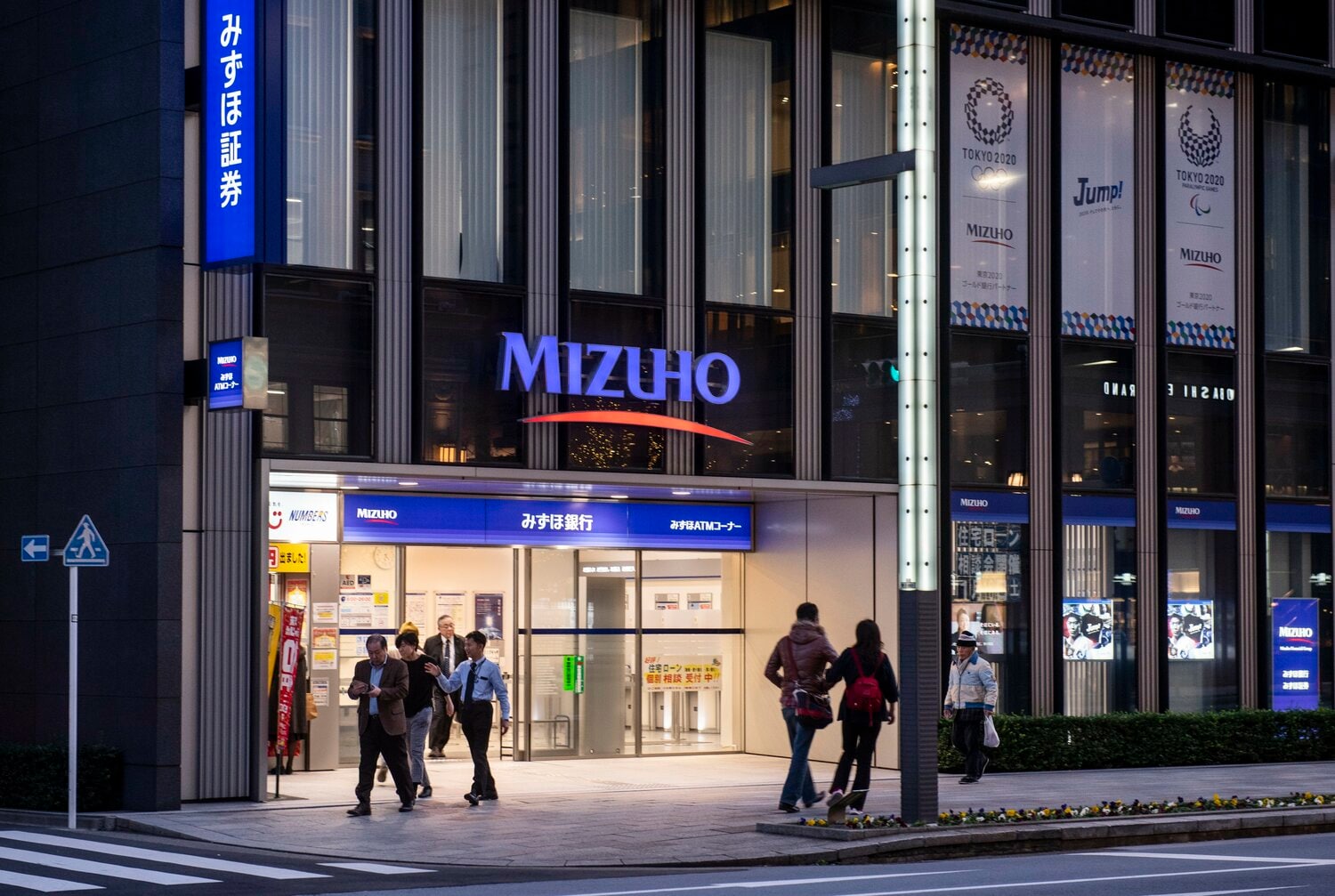 1999年、興銀は第一勧業銀行、富士銀行との事業統合を発表。2002年にみずほ銀行が発足した(写真はイメージです) ©Getty Images