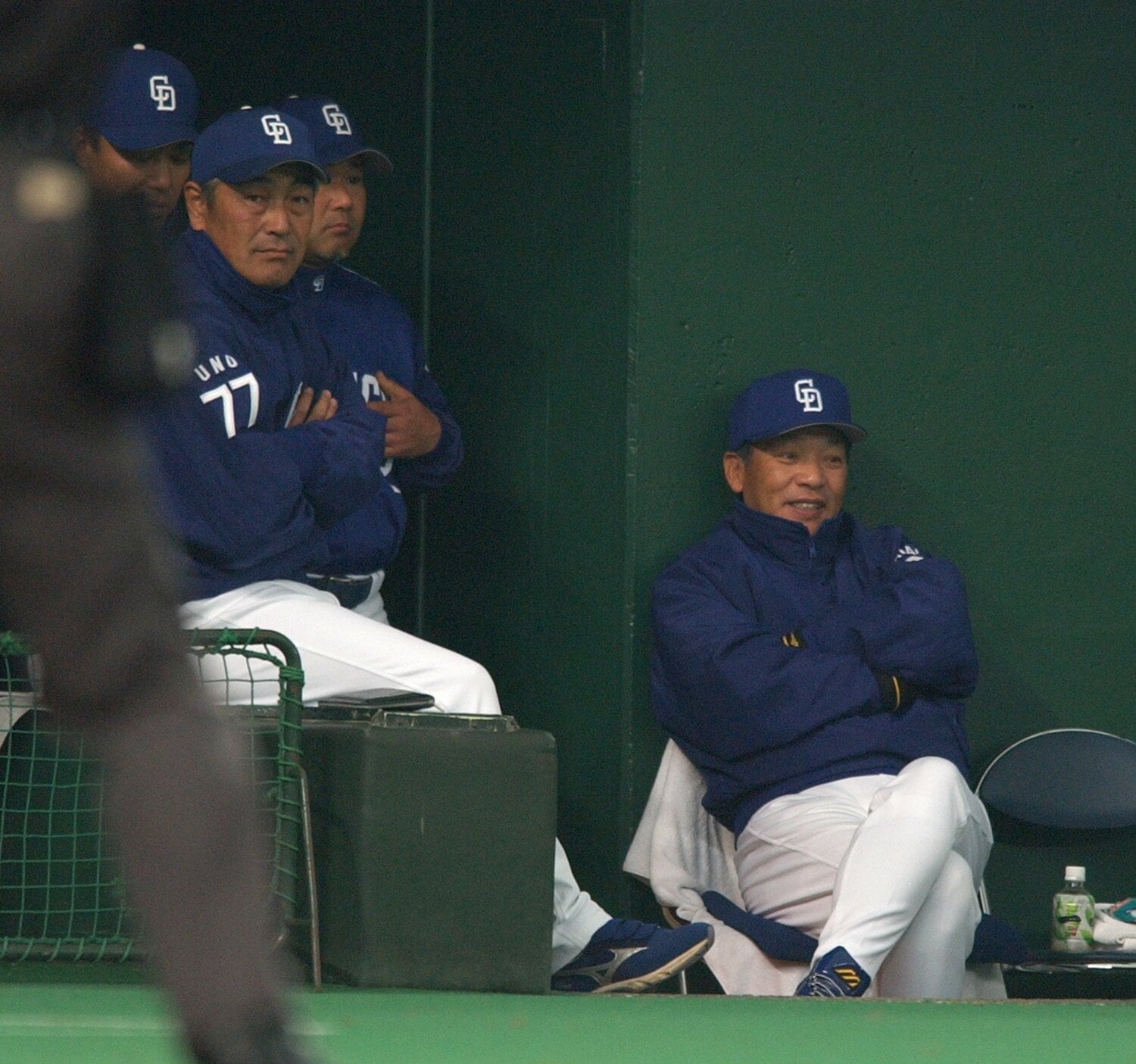 ベンチで戦況を見つめる落合監督　©JIJI PRESS