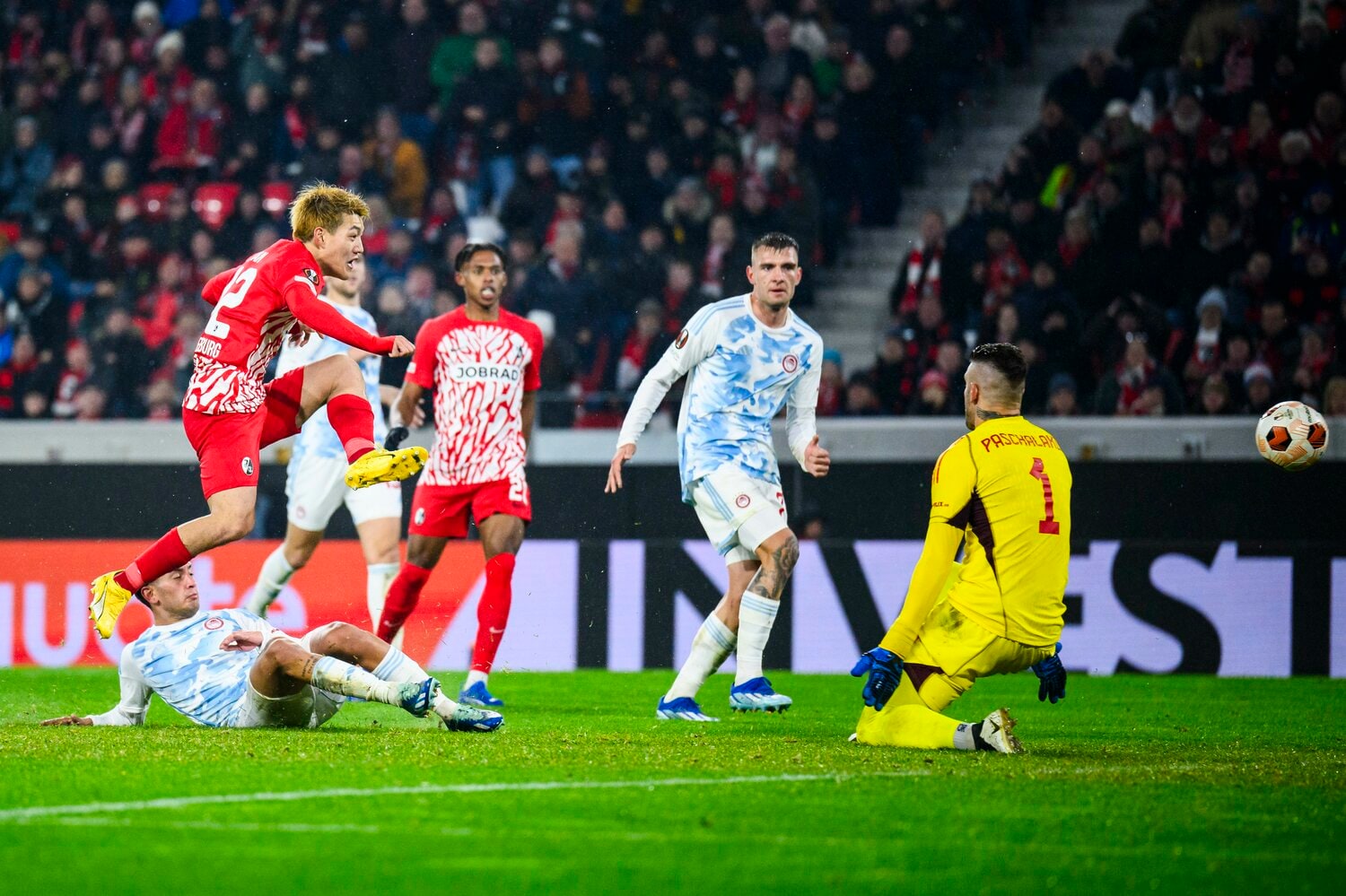 ELオリンピアコス戦で豪快な一撃を決めた堂安　©DPA/JIJI PRESS