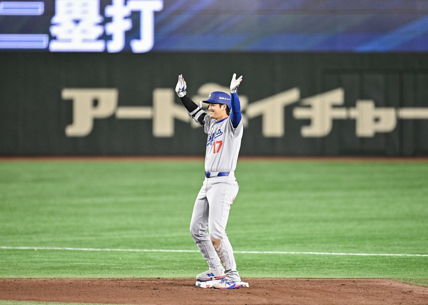 開幕戦で二塁打を放った大谷は笑顔でこのポーズ。球場を沸かせた