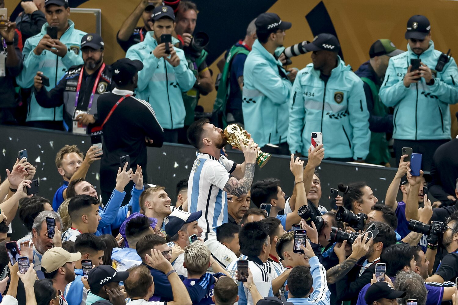 W杯トロフィーにキスをするメッシ　©Kiichi Matsumoto/JMPA