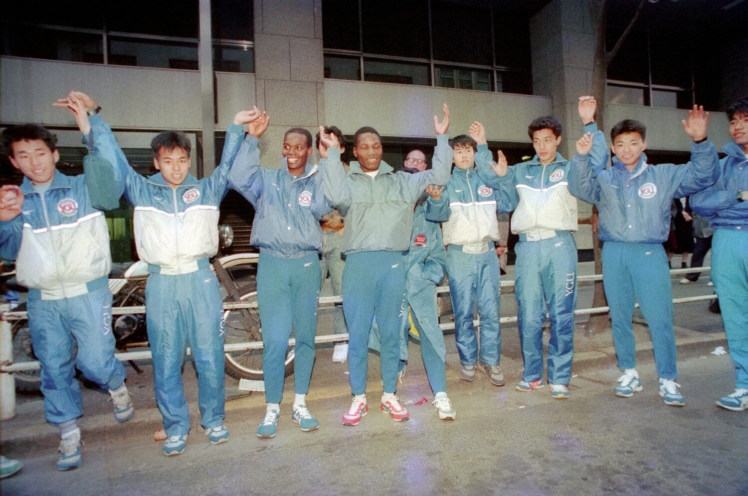 オツオリ（中央）、イセナ（左から3人目）らを擁し、強豪軍団として1990年代の箱根駅伝史に名を刻んだ山梨学院大　©NIKKAN SPORTS