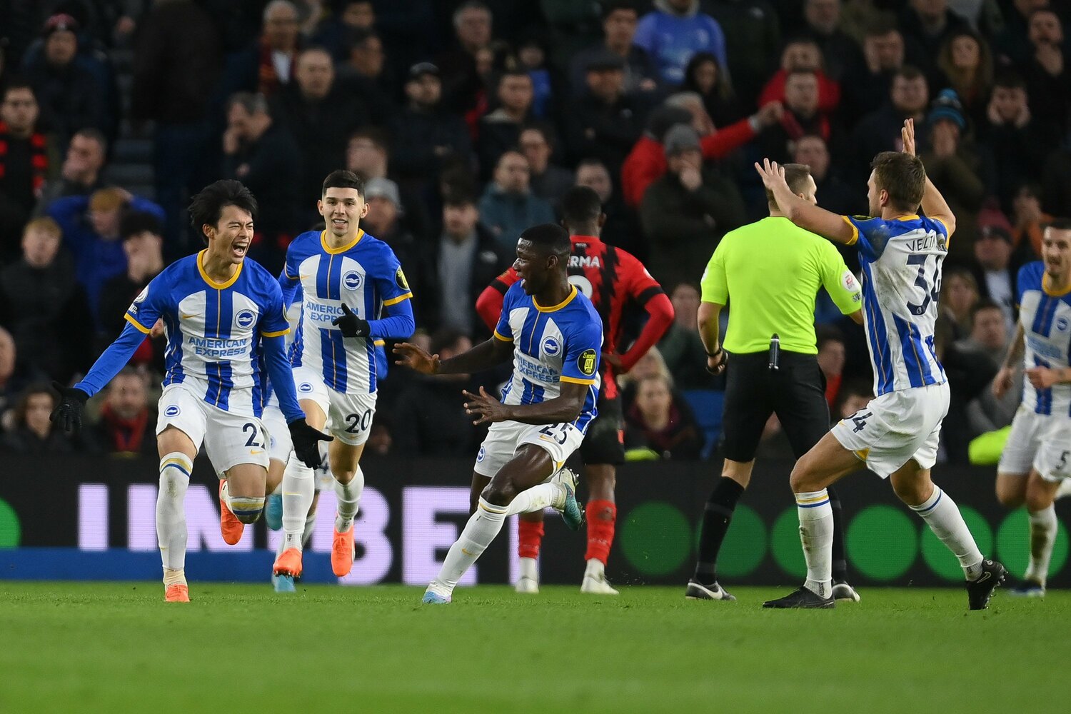 ボーンマス戦の終盤、決勝ゴールを決めて喜ぶブライトン三笘　©︎Getty Images