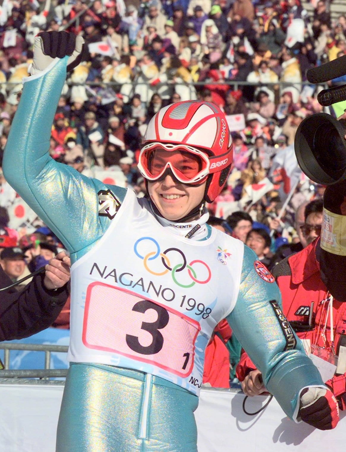 1998年長野五輪スキーノルディック複合団体ジャンプ1回目に90.5メートルを飛び、ガッツポーズする森敏　©︎JIJI PRESS