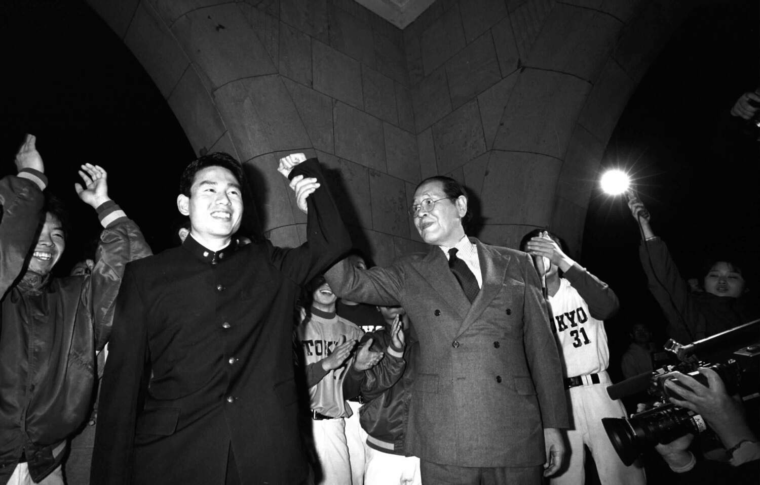 1999年ドラフト7位で日本ハムから指名された遠藤良平。安田講堂前で蓮実重彦東大総長（当時）らから祝福される　©BUNGEISHUNJU
