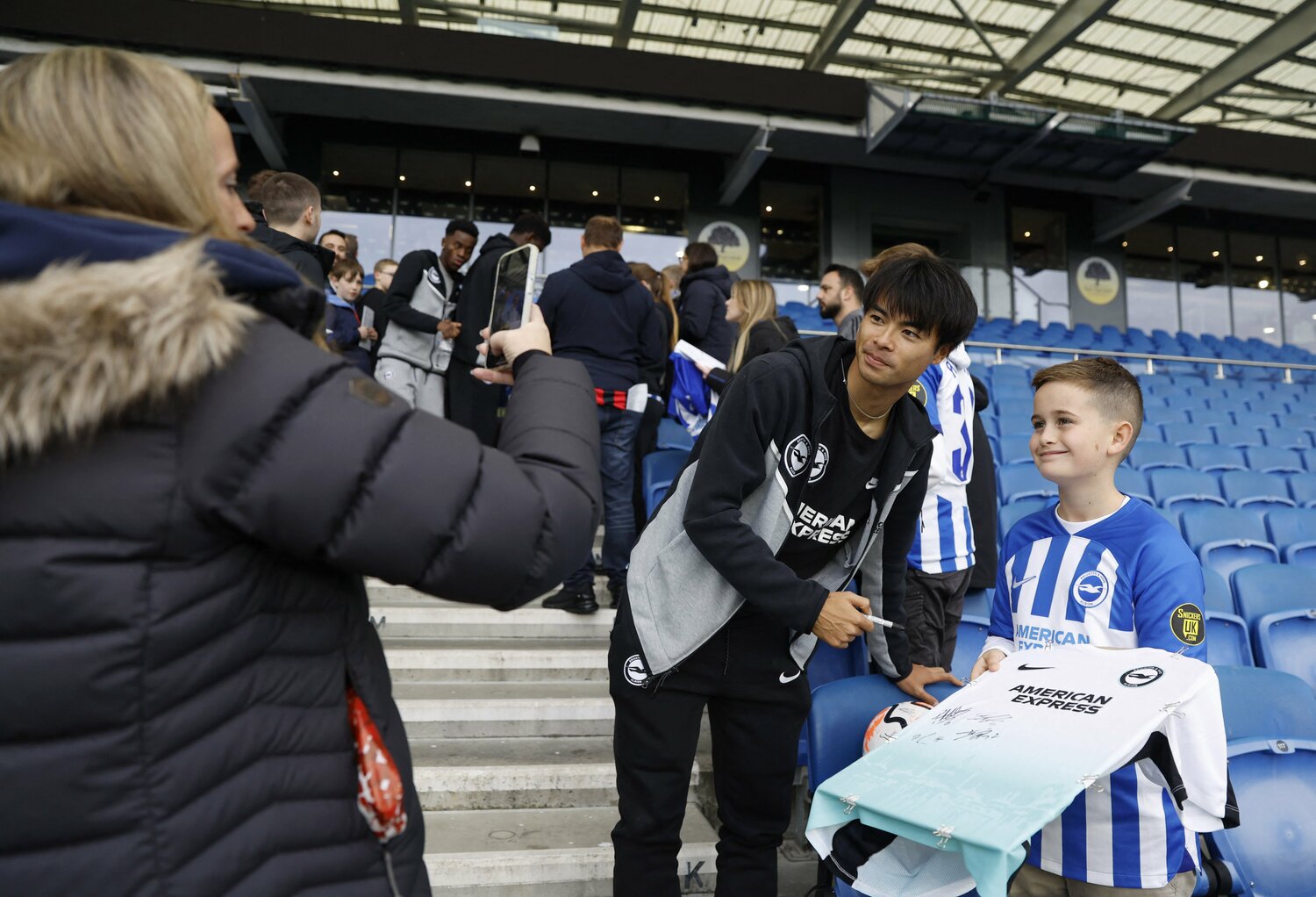 シェフィールド戦の試合前にはファンサービスに応える姿も（2枚目／全2枚） ©AFLO