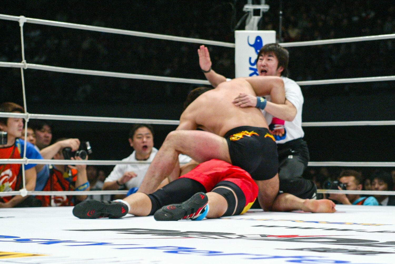試合開始からわずか10秒、ケアーはリングに頭を強打して失神した ©Susumu Nagao