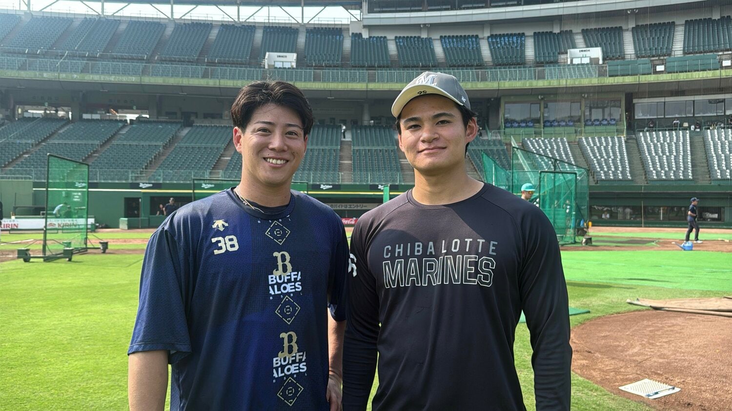 7月上旬に思い出深い「ほっともっとフィールド神戸」で行われたオリックス戦で再開した来田と中森　©Chiba Lotte Marines