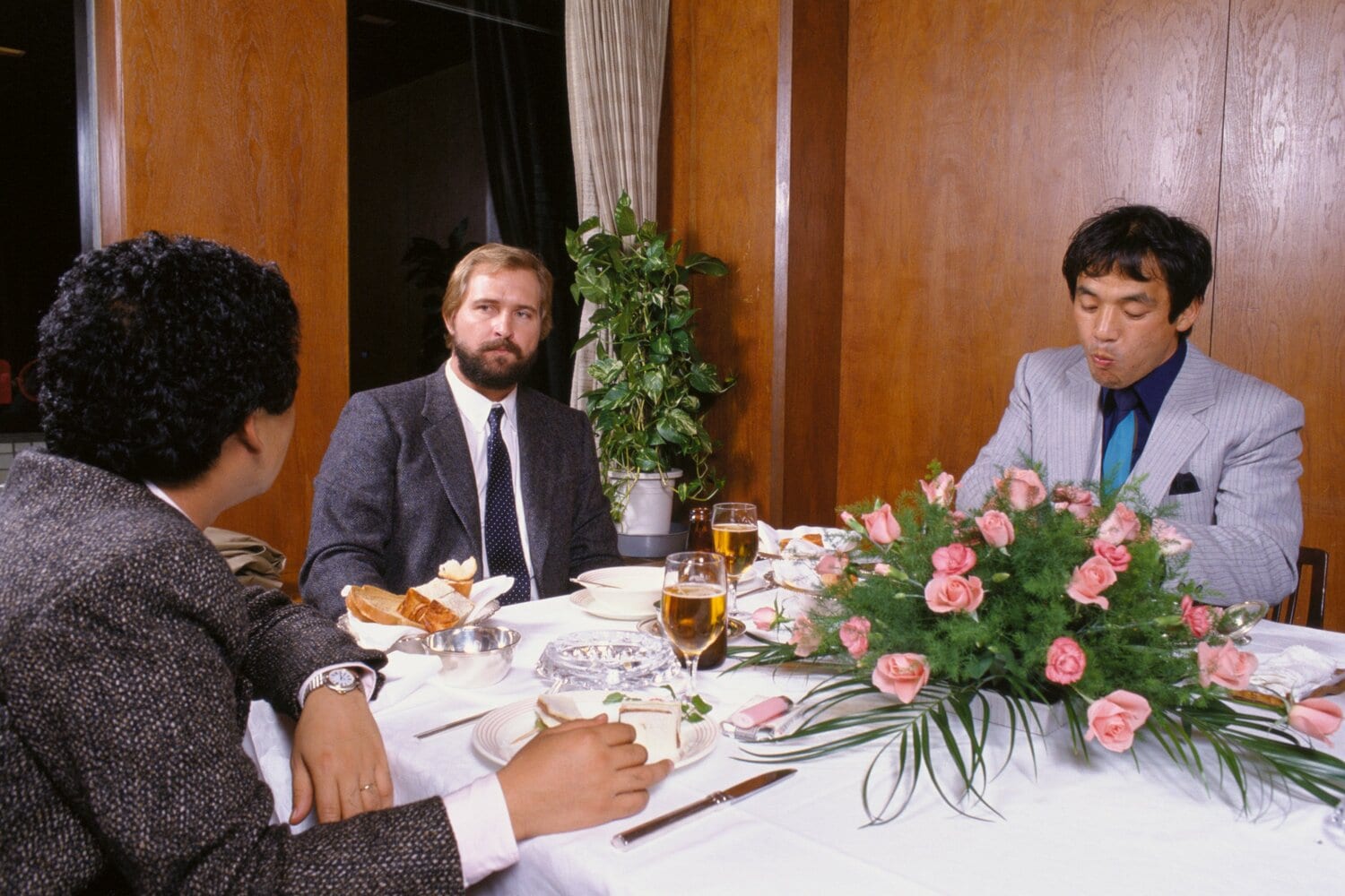 1985年、セ・パそれぞれで三冠王を獲得したランディ・バースと落合博満　©BUNGEISHUNJU