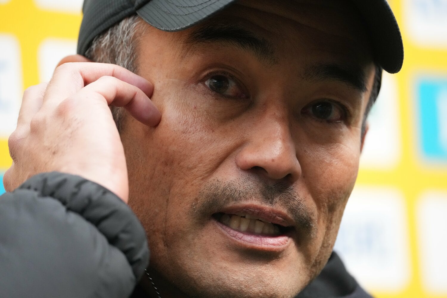 J1昇格プレーオフ決勝後、インタビューを受けた際の小林監督　©Masashi Hara/Getty Images