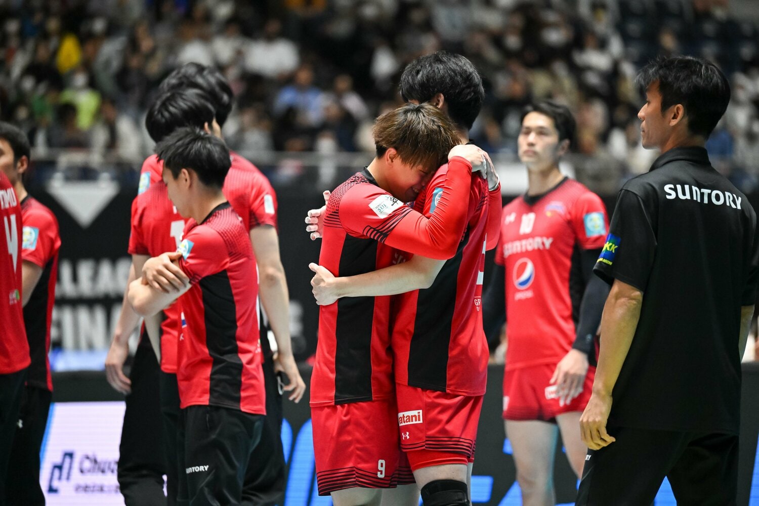 試合後、涙ぐむ大宅を抱きしめる小野　©︎SUNTORY SUNBIRDS