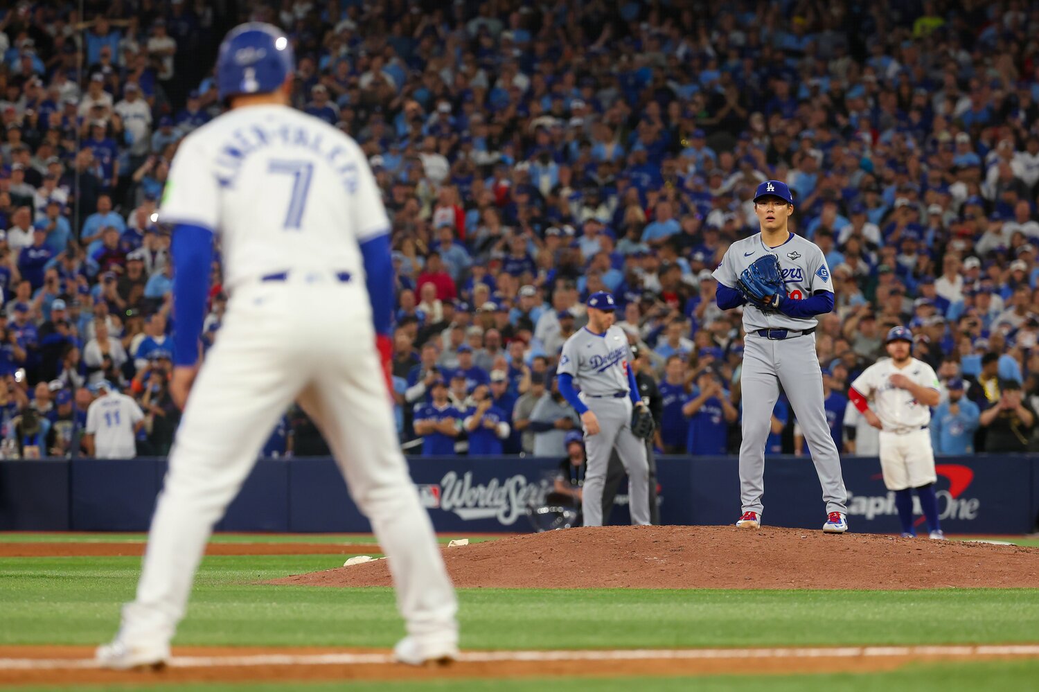 緊迫した場面でマウンドに上がり、見事、ロバーツ監督の期待に応えた山本由伸　©︎Gregory Shamus/Getty Images