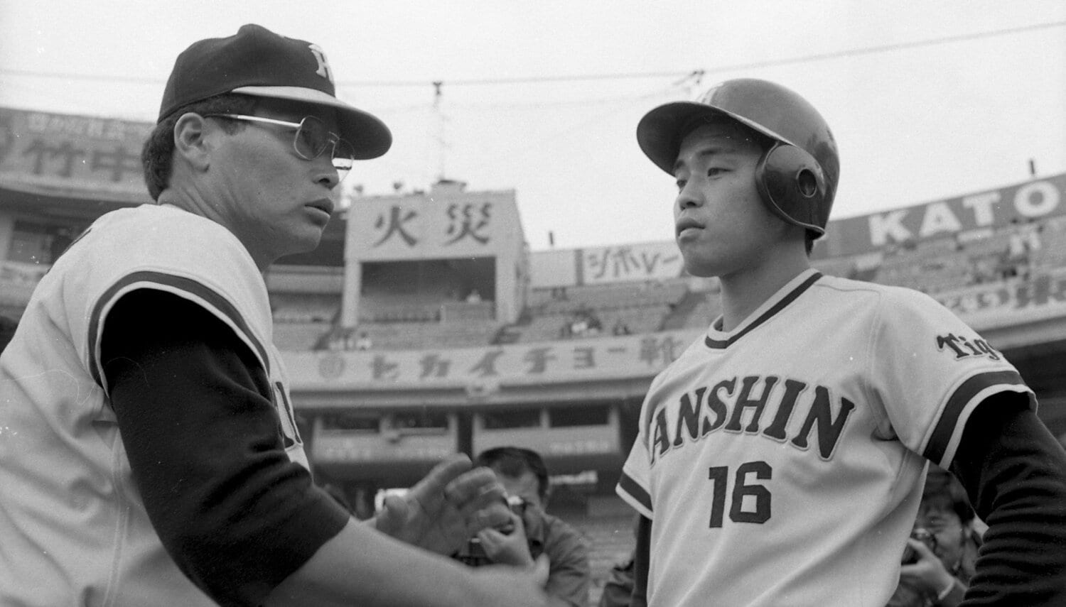 1980年、阪神監督時代の中西太（左）。右は現阪神監督の岡田彰布　©JIJI PRESS