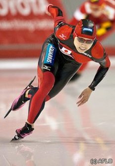 長野五輪でのメダル獲得後、椎間板ヘルニアで深刻な不振に陥ったが、次の五輪となった2002年ソルトレイクシティ大会では日本新を記録するほど見事な復活を見せた