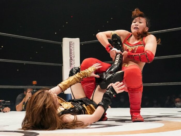 プロレスファンを熱くさせる「10.9」の伝説…朱里が、林下詩美が、そして飯伏幸太が継承した“足4の字固め”＜Number Web＞ photograph by Essei Hara