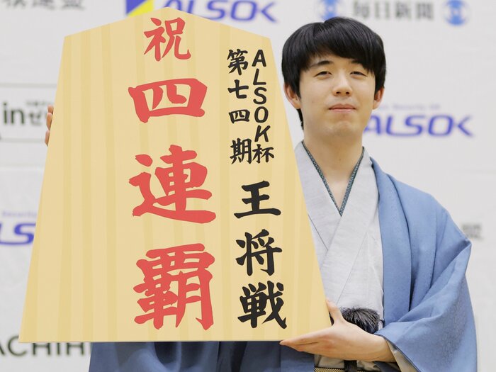 「こ、ここでか！」王将・藤井聡太22歳に棋士達が震えたのは“プロ9年で初の2手目”だけでなく…「2回も驚いちゃったよ」「雁木の専門家みたい」＜Number Web＞ photograph by JIJI PRESS