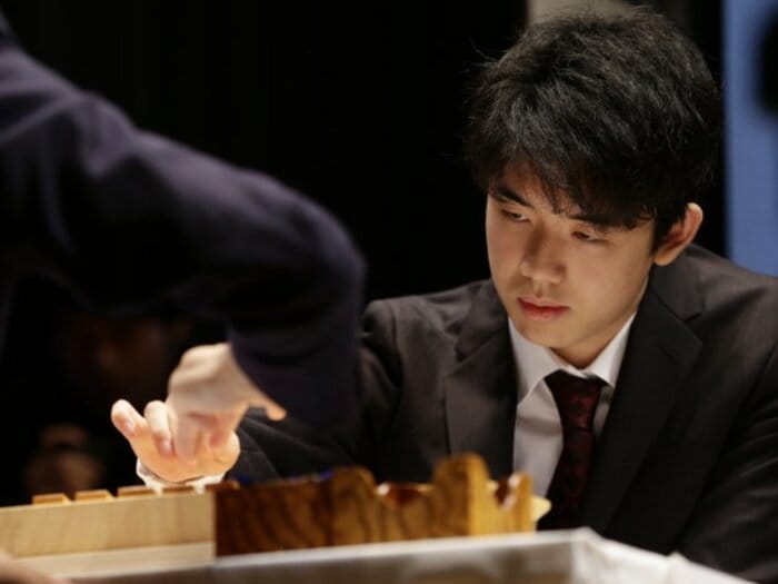 藤井聡太は張本智和のサーブを鋭く打ち返した…張本が驚いた、藤井聡太の“正解を見つけ出す力”「訪れてみたい国は？」「平成最大の出来事は？」答えは…＜Number Web＞ photograph by Tadashi Shirasawa