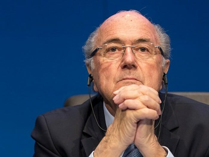 天敵・ブラッター辞任でお祭り騒ぎ。イングランドよ、“正気”を取り戻せ。＜Number Web＞ photograph by Getty Images