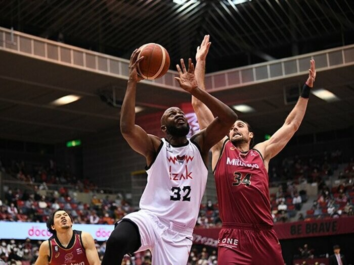 快進撃を続ける富山グラウジーズ　マブンガと宇都、そして新たなオプションとなった第3の男とは＜Number Web＞ photograph by B.LEAGUE