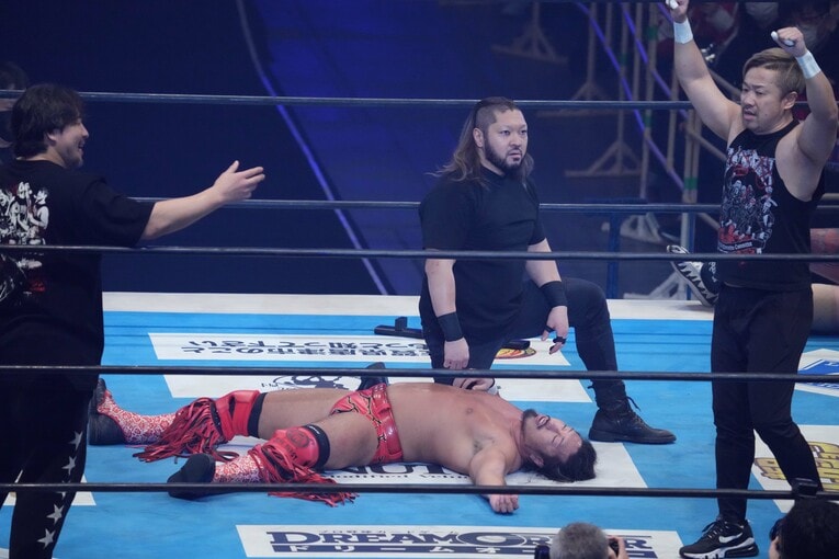 乱入したEVILにKOされてしまった辻陽太　©Essei Hara