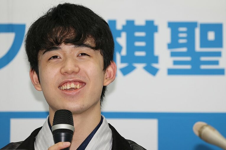 第91期棋聖戦第4局に勝って、自身初かつ史上最年少となるタイトルを獲得し、笑顔で記者会見する藤井聡太棋聖 ／ photograph by JIJI PRESS