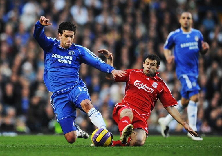 「エンドウは彼に似ている」リバプールの“レジェンド”ハビエル・マスケラーノ（右）。2007～10年までリバプールで活躍、その後バルセロナに移籍した。2020年に現役引退　©Getty Images