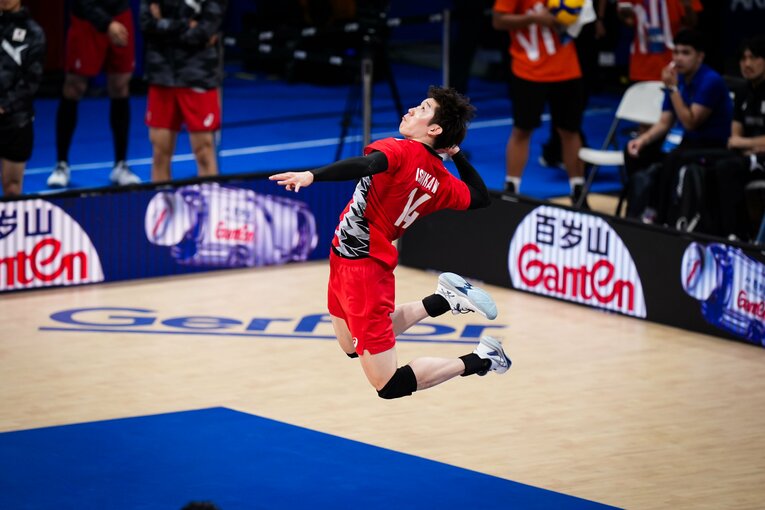 石川祐希（VNLオランダ戦）　©︎Volleyball World