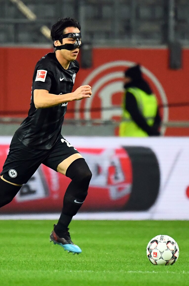 バットマンのような出で立ちでプレーする長谷部（2019年、フランクフルト）　©JIJI PRESS