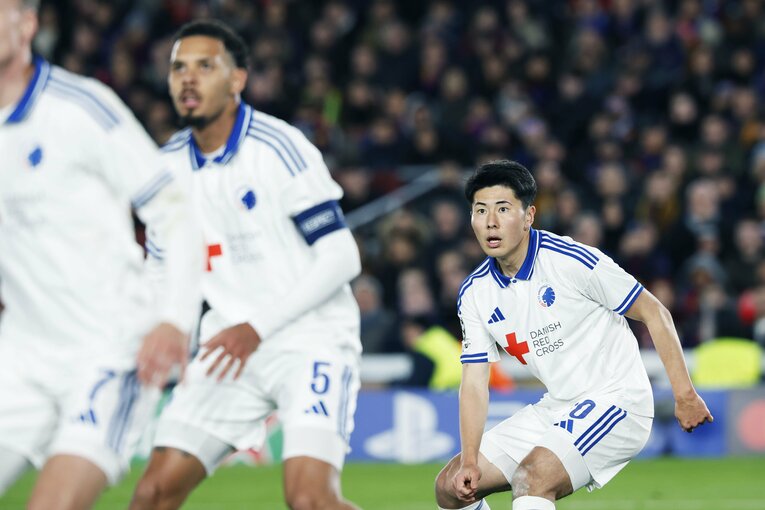 バルサ戦での鈴木（写真は右へ続きます）©Daisuke Nakashima