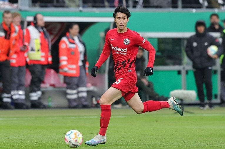 地元ファンからも信頼を置かれている鎌田。CL決勝トーナメントも経験した本人に現在のポジションでの手応えを聞くと… ／ photograph by JIJI PRESS