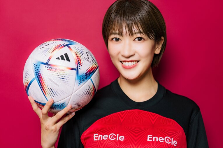 眞嶋さんの大好きな浦和レッズのユニ姿で「選手紹介風ポートレート」 ©Kiichi Matsumoto