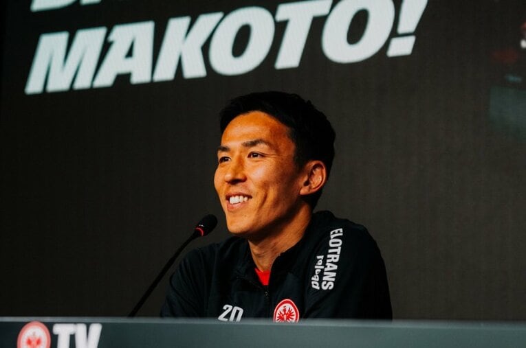 日本時間4月17日の20時30分に緊急で会見を行い、引退を表明した長谷部誠。通訳なしで行われた30分ほどの会見で本人が語ったこととは？　©Eintracht Frankfurt e. V.