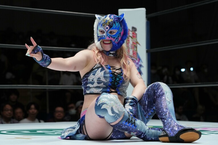 笑顔でポーズをとるスターライト・キッド　©Essei Hara