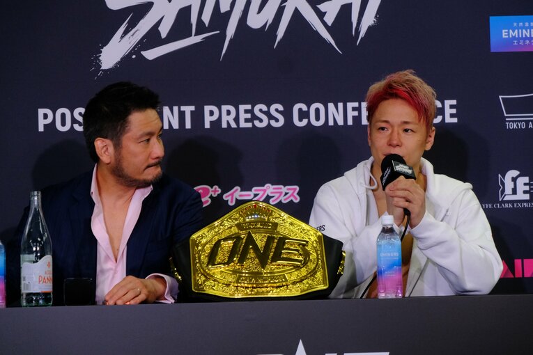 試合後の会見にはチャトリCEOも同席。武尊は「最大の勝因」を語った　©Norihiro Hashimoto