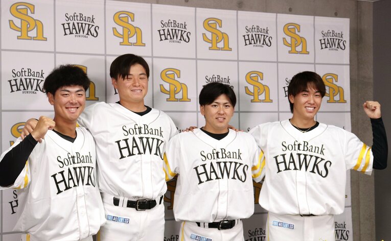 昨年7月、育成契約から支配下選手契約を結んだ前田純（左から2番目） ©JIJI PRESS