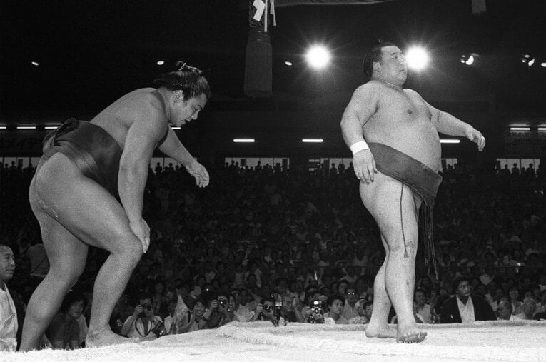 昭和58年（1983年）7月の名古屋場所千秋楽、千代の富士を寄り倒し横綱昇進を確実にした隆の里。通算16勝12敗と全盛期の“ウルフ”と互角以上に渡り合った ／ photograph by KYODO