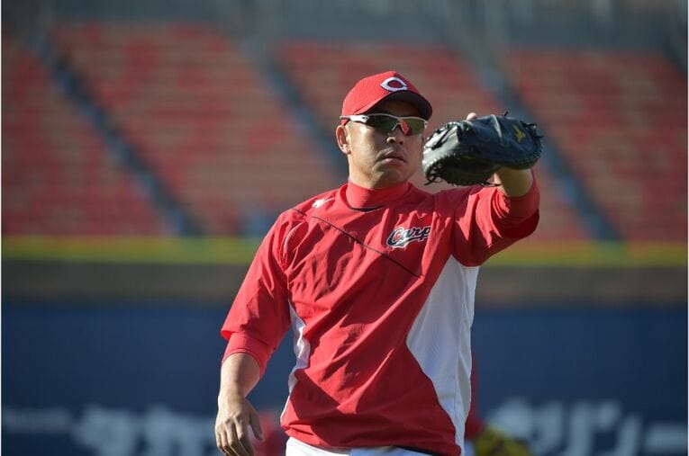 “黒田・新井と若手のつなぎ役”　なぜ41歳石原慶幸はカープの19年間「誰かの支え」であり続けたのか(8) ／ photograph by Hideki Sugiyama