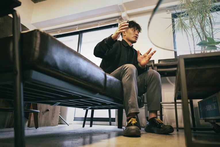 インタビューに答える坂本誠志郎　©Takuya Sugiyama