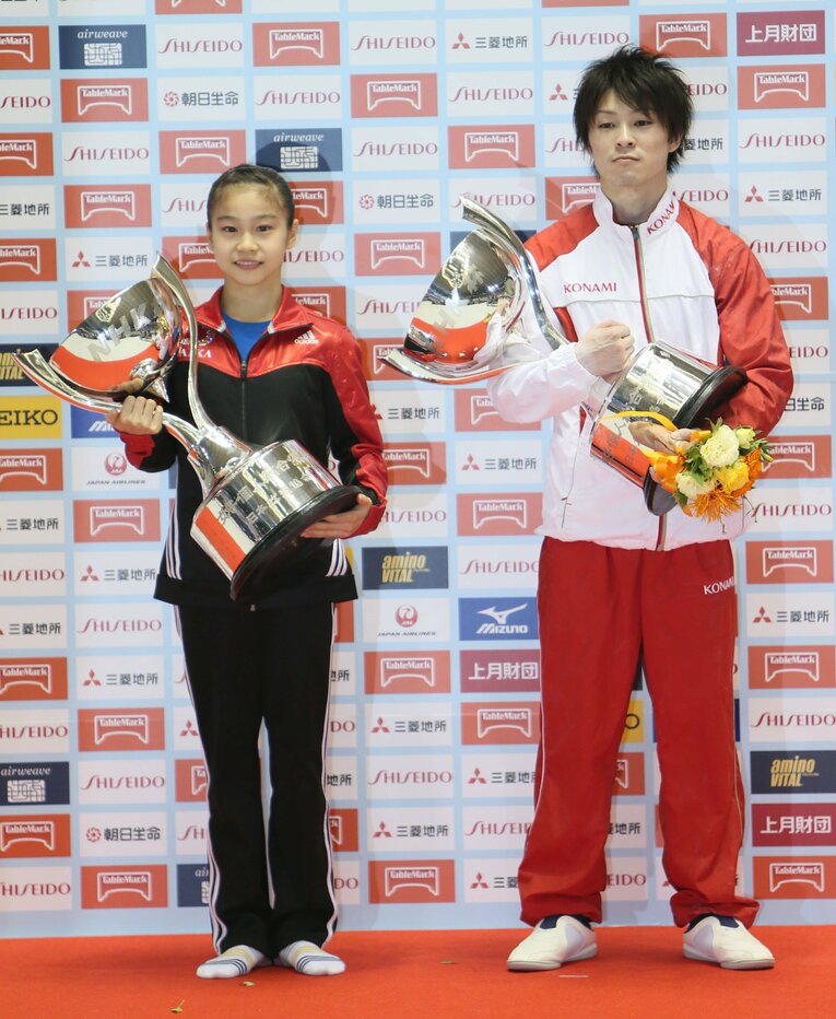 2015年のNHK杯個人総合で初優勝した杉原愛子と、当時7連覇を達成した内村航平　©JIJI PRESS