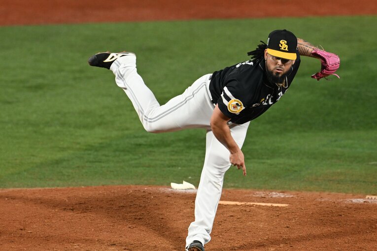 日本シリーズ第2戦、連投で9回に登板、この日はきっちり3人で抑えたロベルト・オスナ　©︎Naoya Sanuki