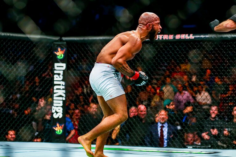 試合終了間際に一本勝ちを収め、雄叫びをあげるデメトリアス・ジョンソン　©Susumu Nagao