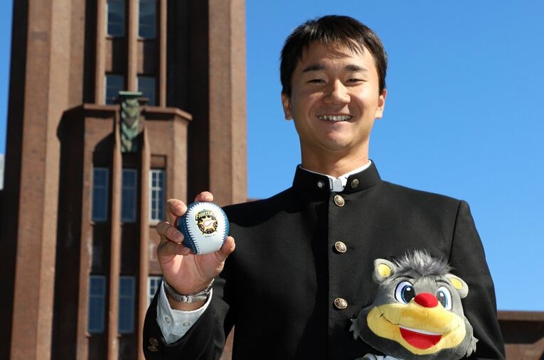 2017年、日本ハムからドラフト指名の挨拶後、安田講堂前で写真を撮る宮台康平投手。じつは東大野球部は高校1年当時から宮台に注目していた。そんな東大のスカウト活動とは？ ／ photograph by Sankei Shimbun